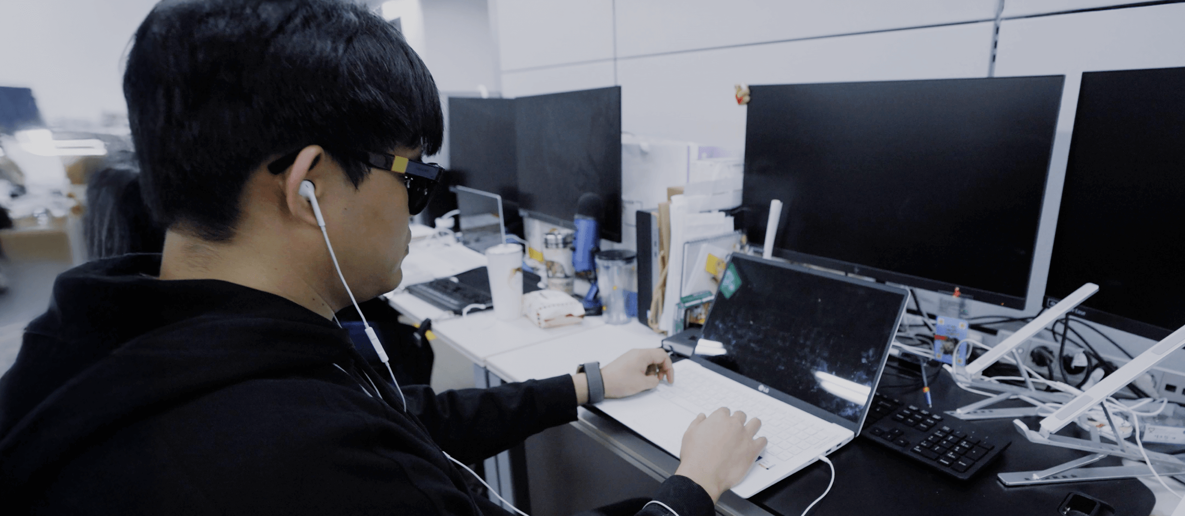 접근성 QA를 진행하고 있는 시각장애인 크루의 모습